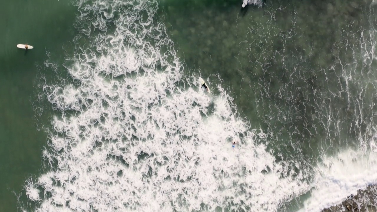 一个美丽的空中/无人机拍摄的原始热带海滩天堂，与水晶清澈的绿松石水。拍摄于仲夏时节，澳大利亚阳光海岸的Maroochydore的亚历山德拉岬。拍摄在惊人的4K分辨率视频素材