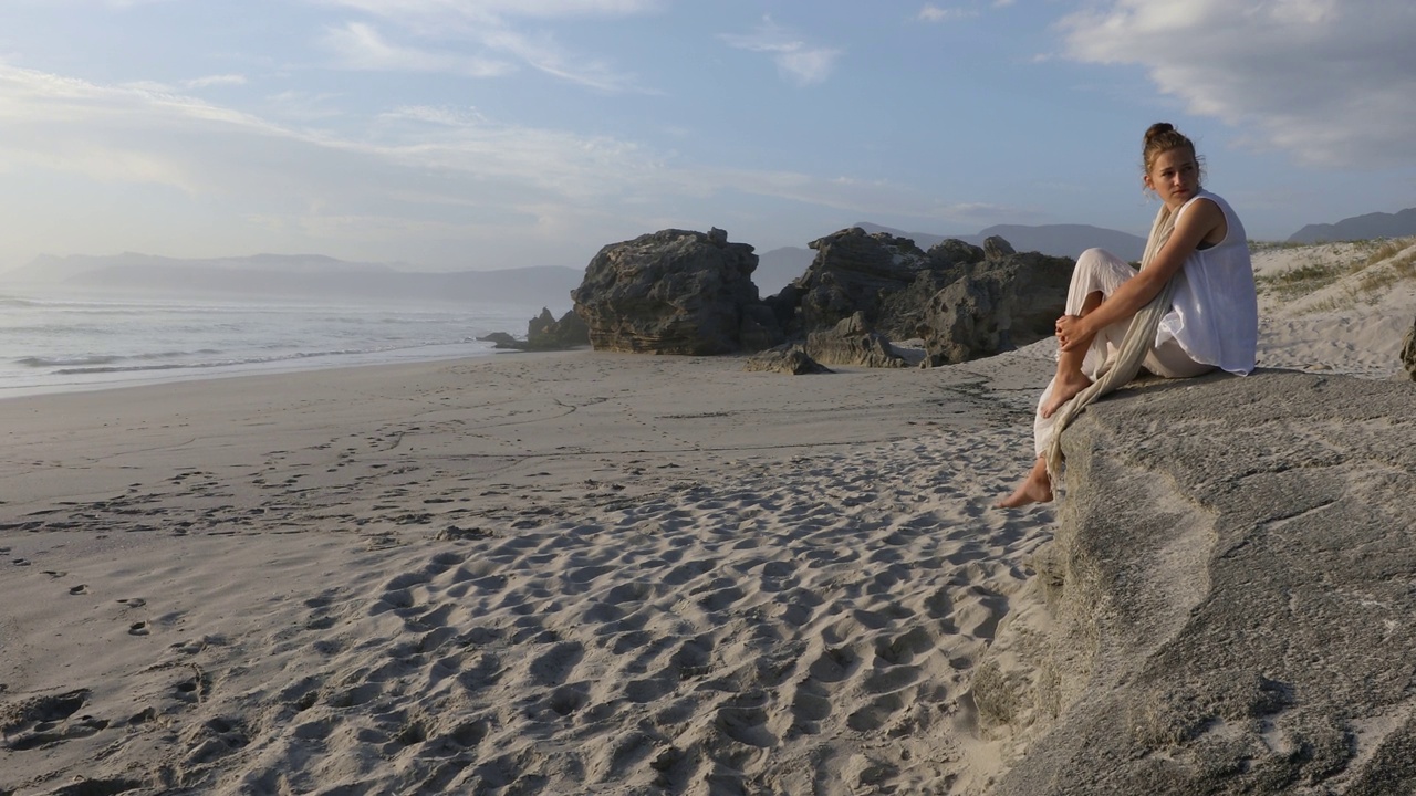 南非沃克湾自然保护区，一个十几岁的女孩在海滩上放松视频下载