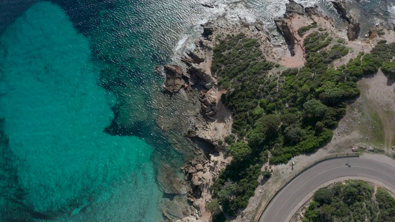 无人机正上方拍摄:沿海公路和热带海滩。鸟瞰美丽的海滨公路视频素材