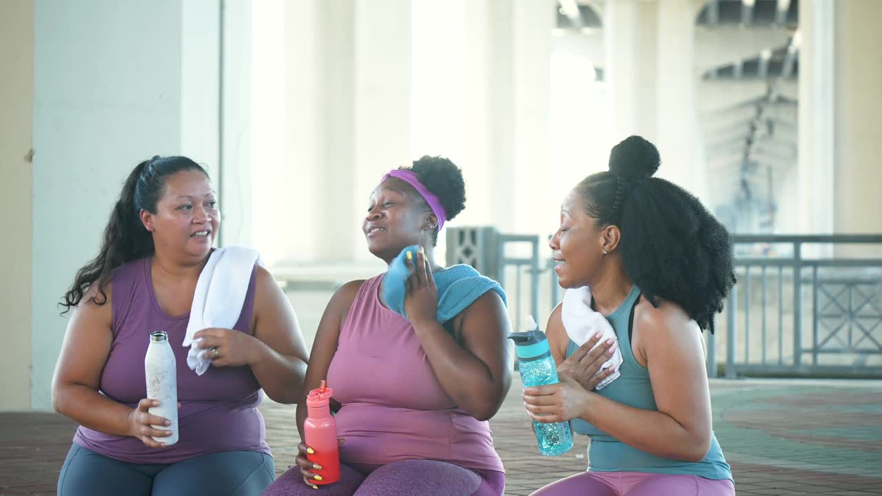三个多种族妇女在运动后交谈视频下载