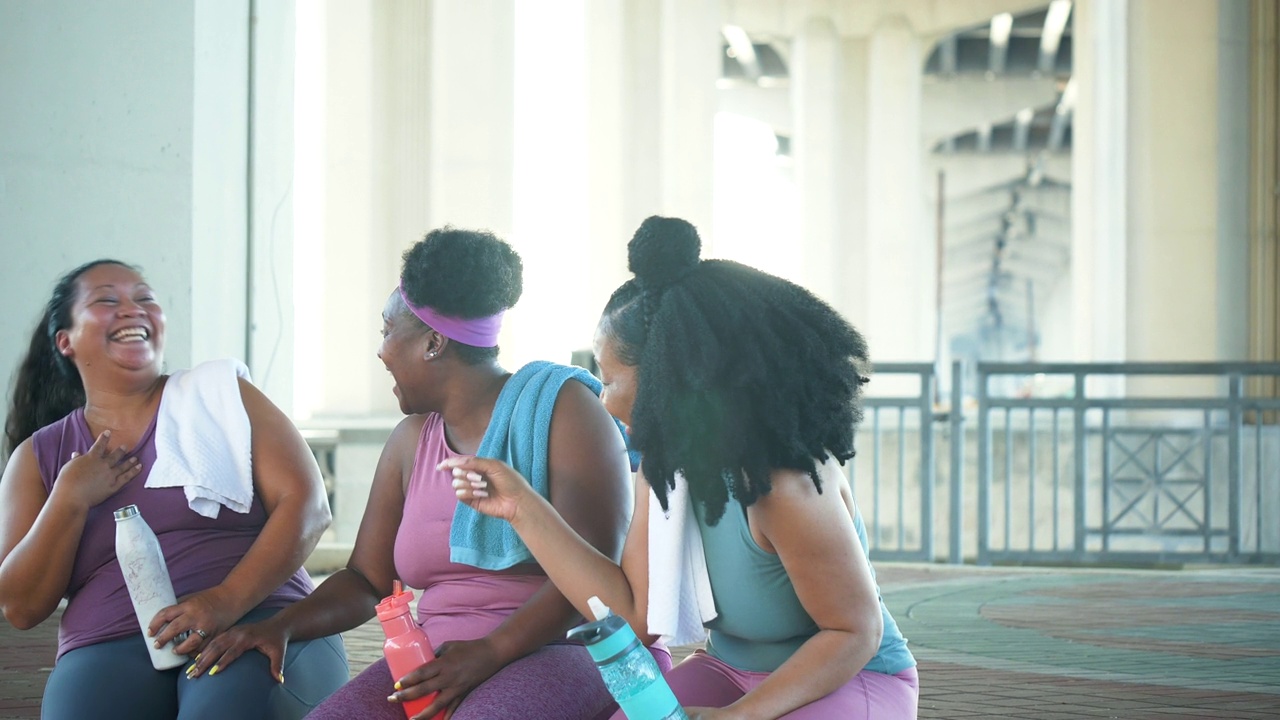 多种族妇女在运动后交谈，大笑视频下载
