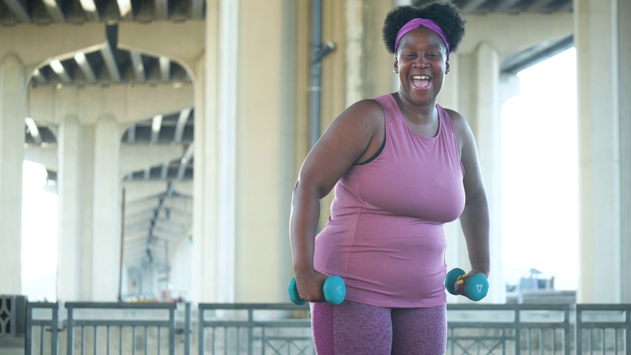 成熟的非裔美国女人用哑铃锻炼视频下载