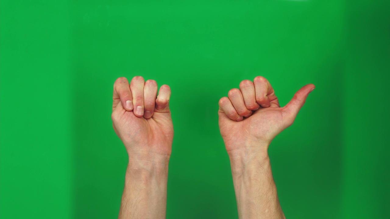 7种肢体语言的手势倒计时或计数用白人男性的手显示绿色视频素材