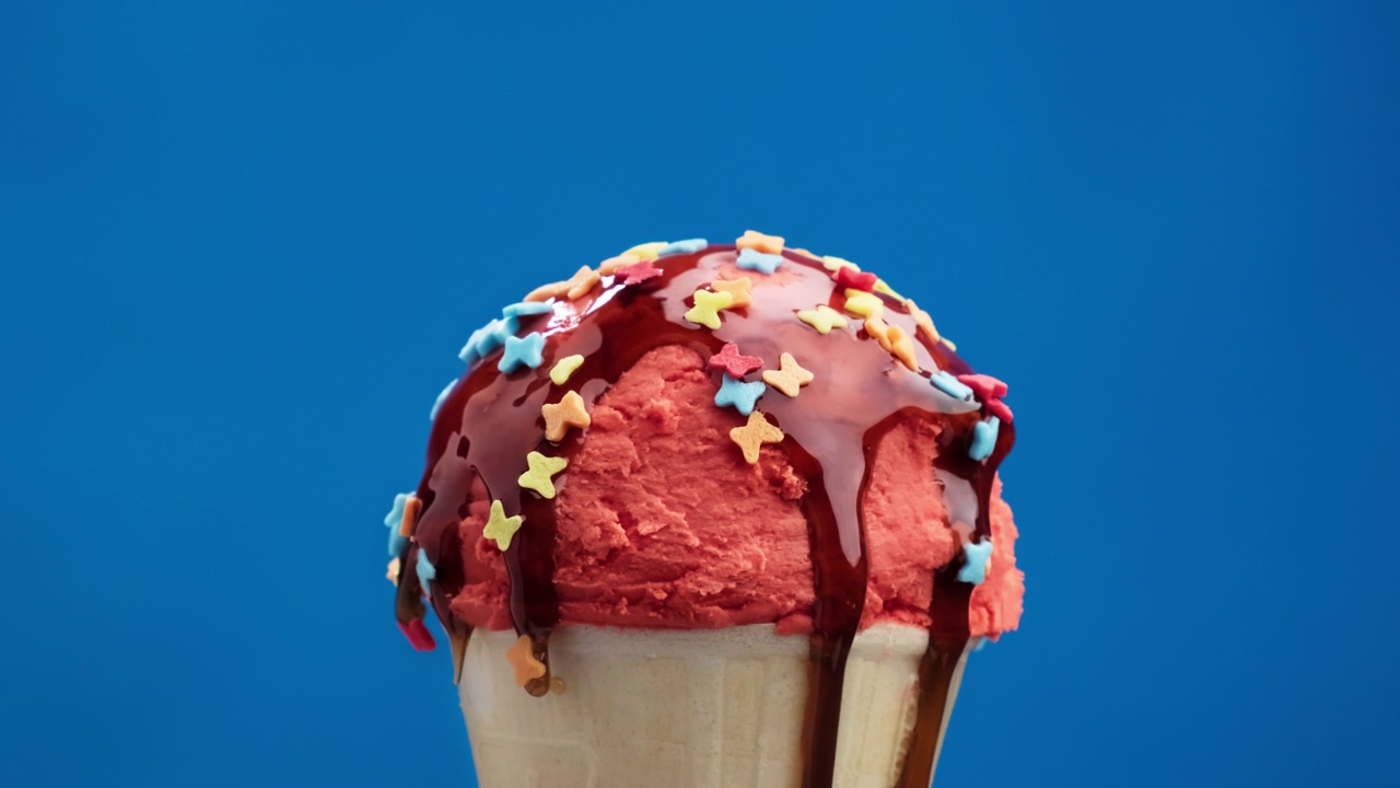 草莓或覆盆子冰淇淋配巧克力或焦糖视频素材