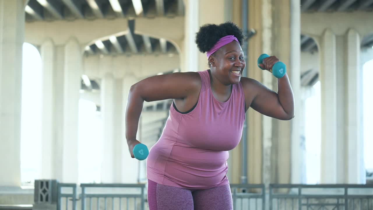 成熟的非洲裔美国女人在秀肌肉视频下载