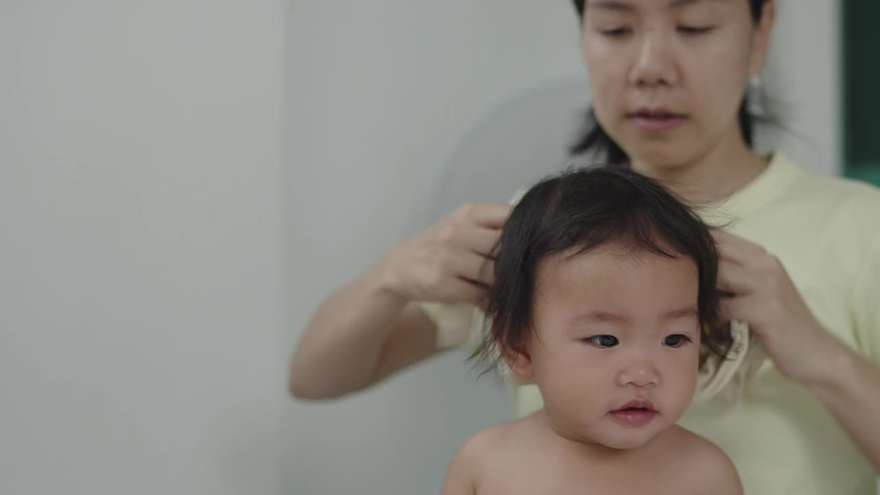 负面情绪亚洲女婴哭闹和不高兴穿布在家视频下载