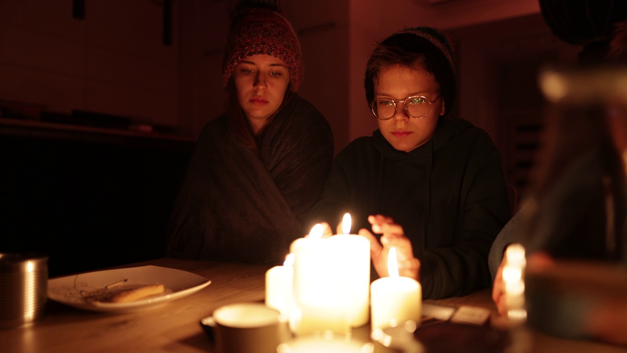 停电期间一家人围坐在蜡烛旁。视频下载