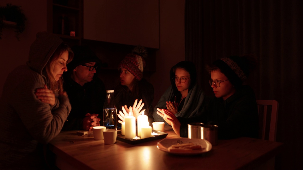 停电期间一家人围坐在蜡烛旁。视频下载