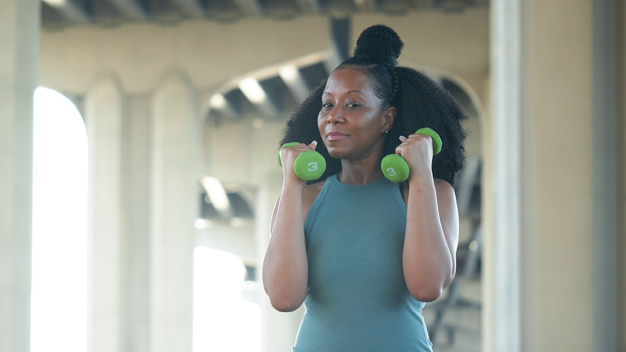 成熟的非裔美国女人用哑铃锻炼视频下载