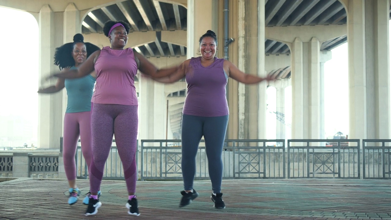 三个多种族妇女在做开合跳视频下载