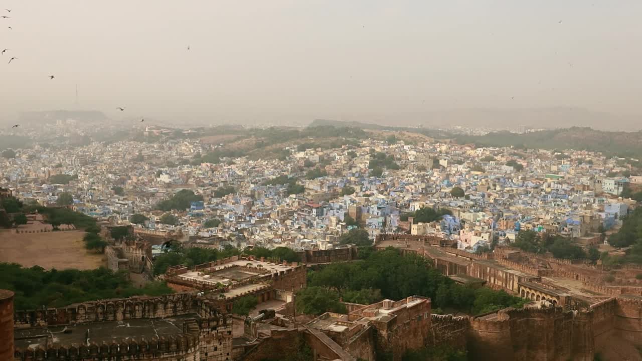 焦特布尔(也叫蓝色城市)是印度拉贾斯坦邦的第二大城市，也是该邦的第二大大都市。视频素材