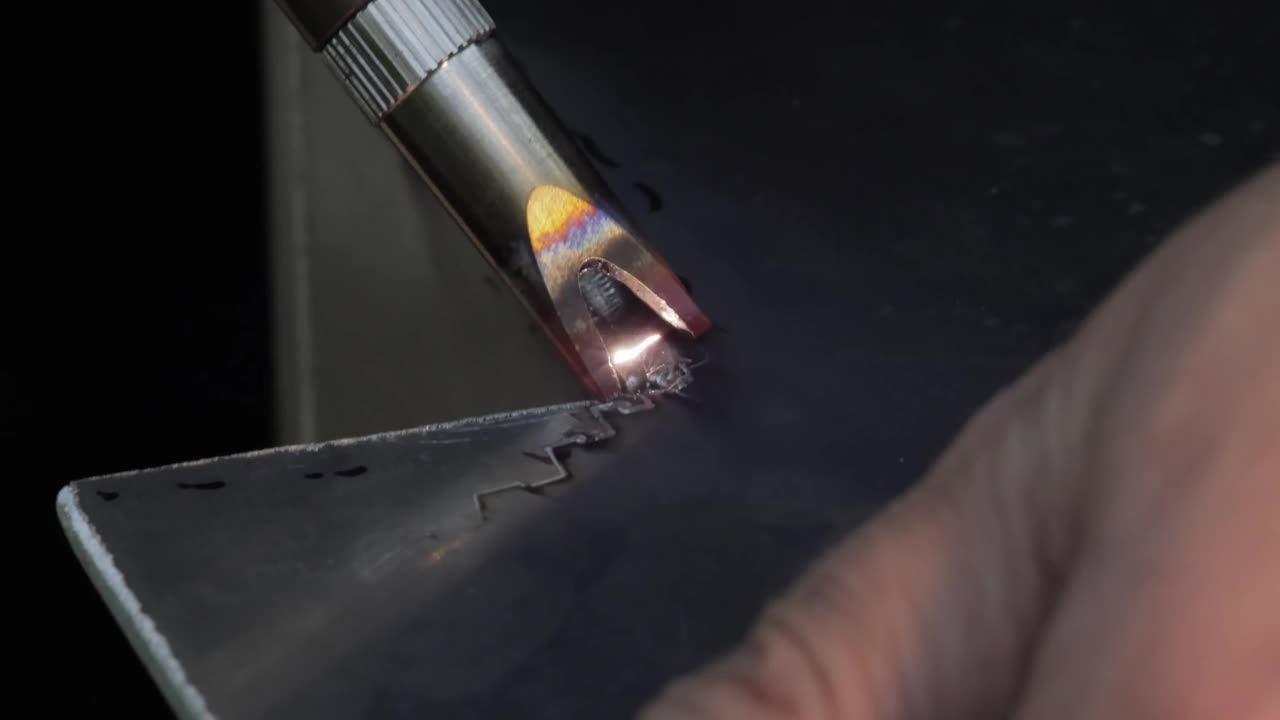 激光焊机，手持焊枪。激光焊接显示在特写镜头。视频下载