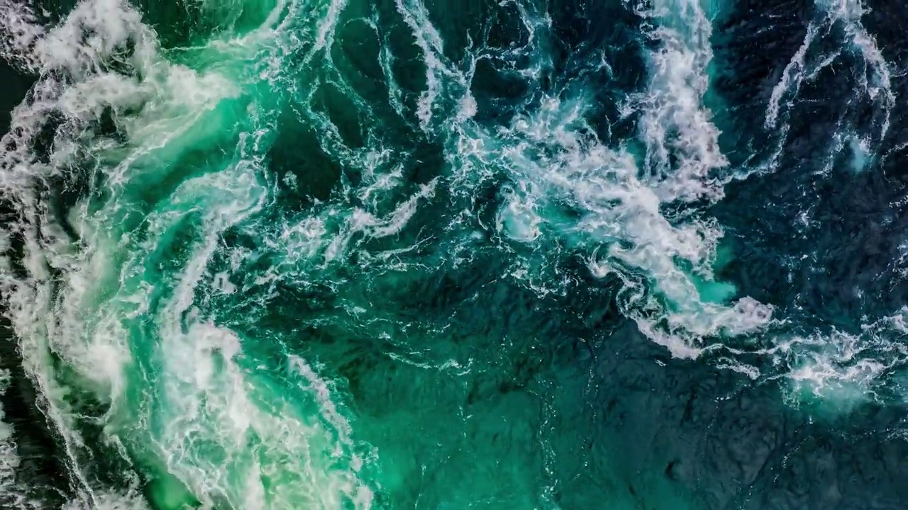 涨潮和退潮时，江水和大海的波浪相遇。视频素材