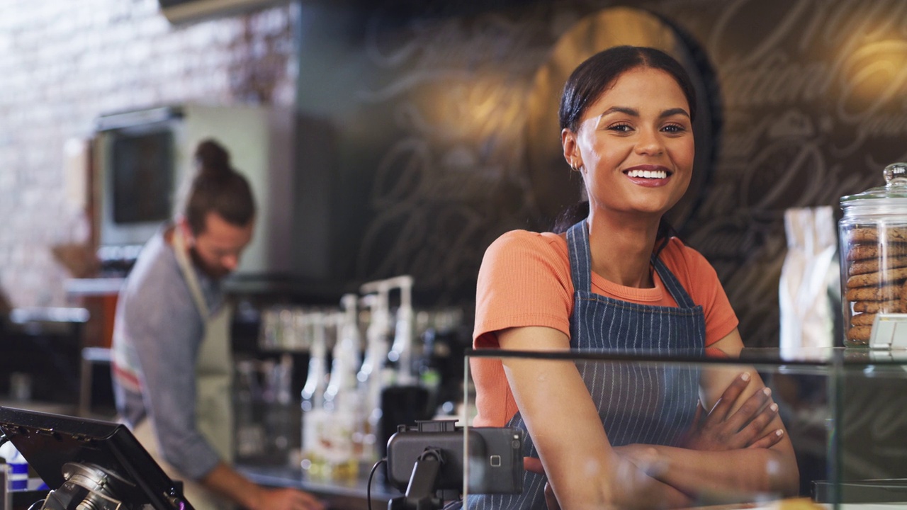 一个年轻女性在咖啡馆工作的4k视频视频素材