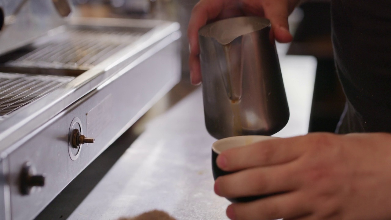 一个咖啡师在咖啡机旁准备饮料的4k视频片段视频素材