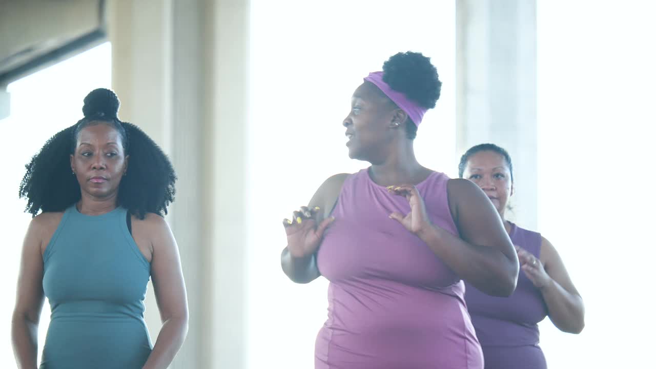 三个多种族妇女在市区练习太极视频下载