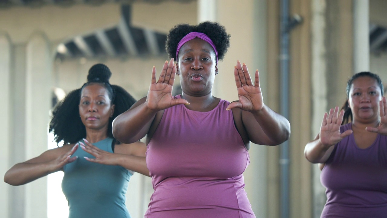 三个多种族妇女在市区练习太极视频下载