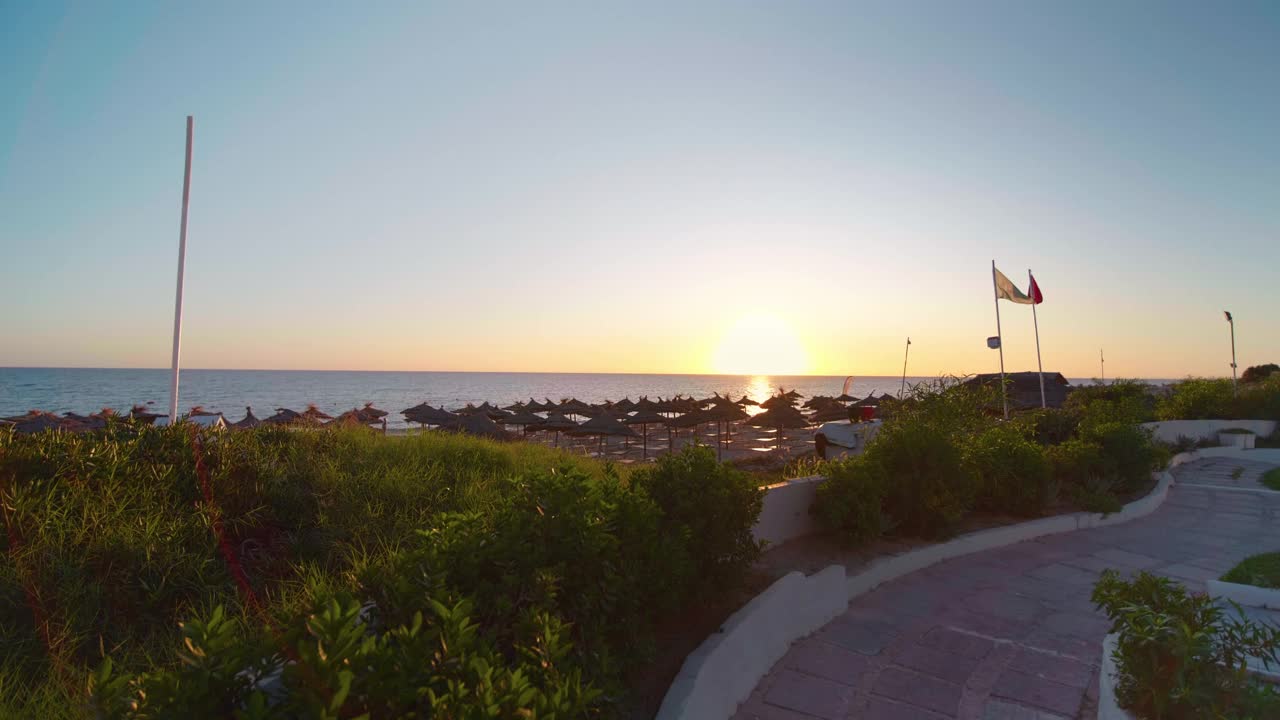 日落时分的海滩度假胜地突尼斯视频素材