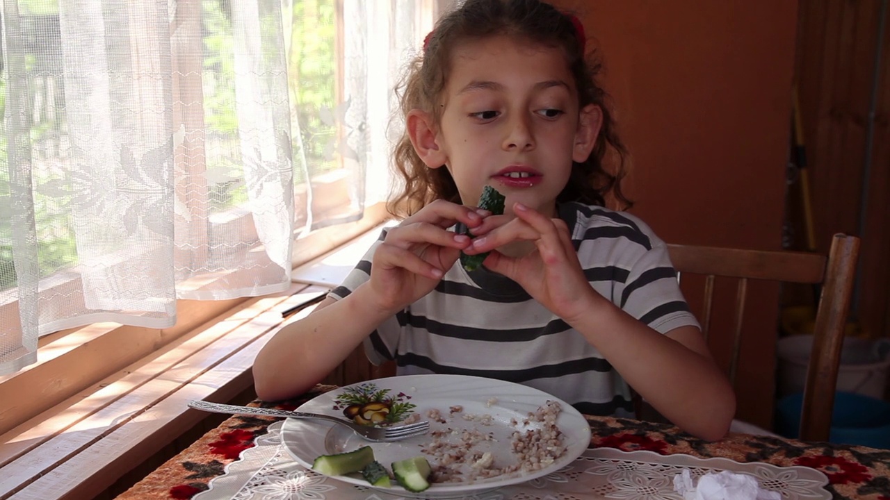 一个小女孩吃午饭的特写视频素材