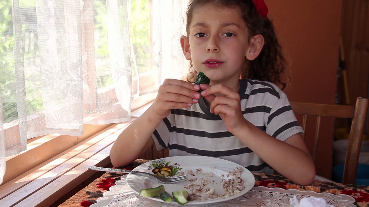 小女孩午餐吃黄瓜视频素材