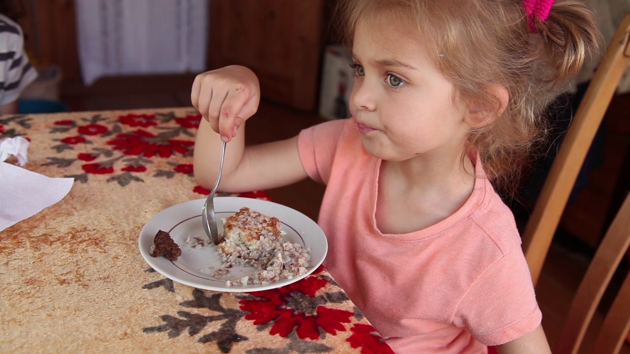 一个沉思的小女孩在吃午饭视频素材