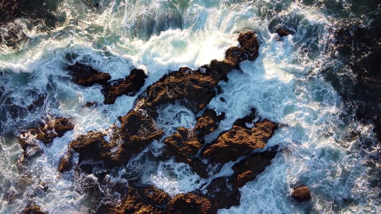 加利福尼亚洛杉矶南太平洋海岸的一架无人机拍摄的视频。海水在沿海珊瑚礁系统上的翻腾。视频素材