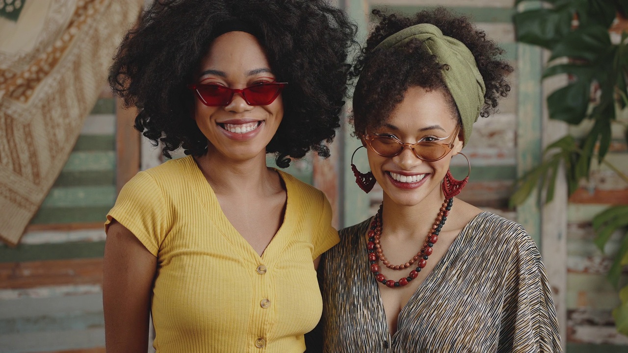 夏天的时尚。肖像的两个时尚的年轻非洲裔美国妇女在眼镜结合和笑对相机视频下载