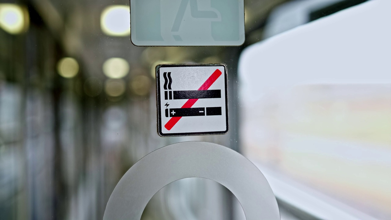 客车走廊门上贴禁止吸烟标签的烟草和电子烟标志视频下载