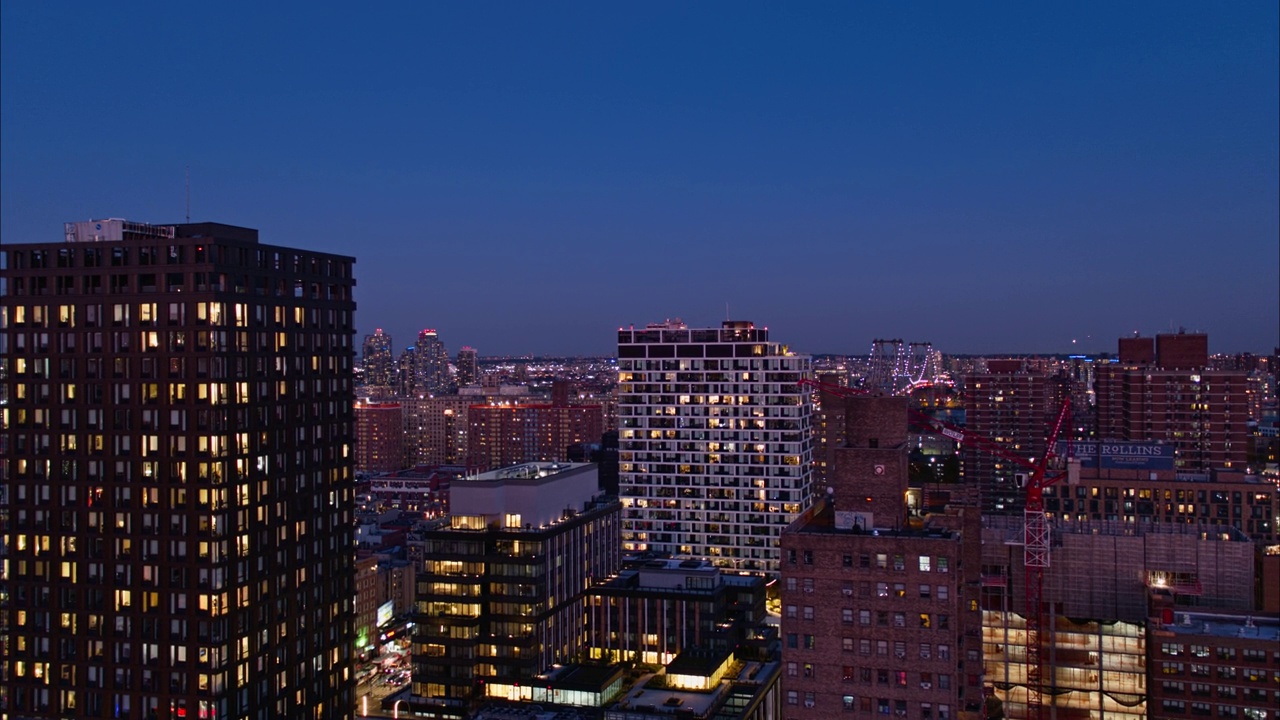 晚上，在威廉斯堡俯瞰曼哈顿居民区，纽约。航拍镜头，镜头向后平移。视频下载