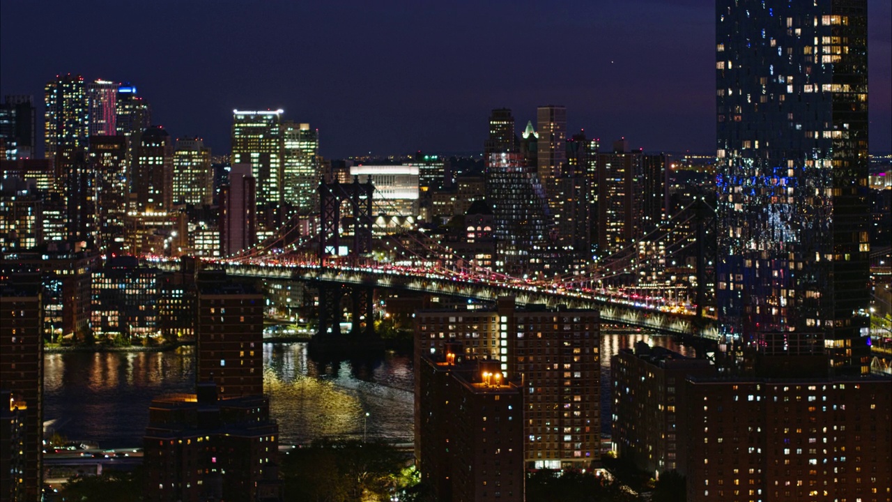 望着东河上的曼哈顿大桥，曼哈顿，纽约，在夜晚。航拍镜头的平移镜头。视频下载