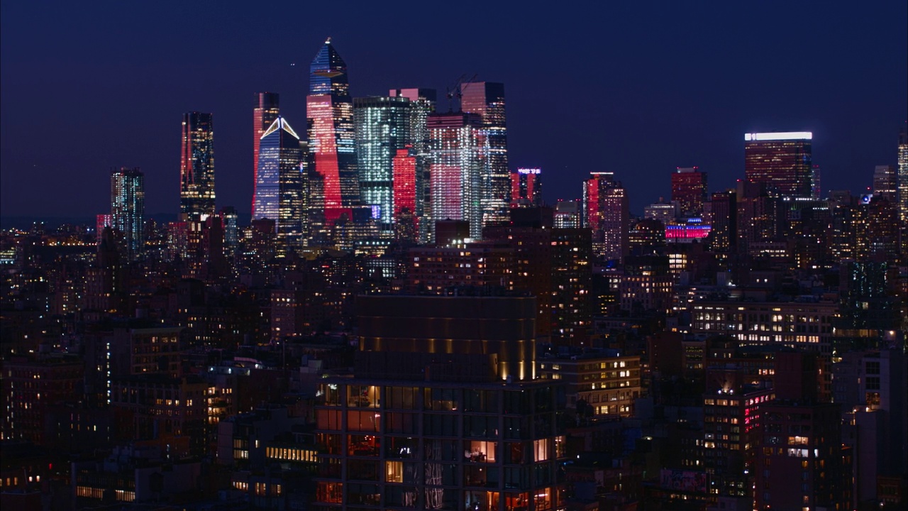 哈德逊广场，曼哈顿，纽约，在夜晚灯火通明。住宅区的远景。航拍镜头的平移镜头。视频下载
