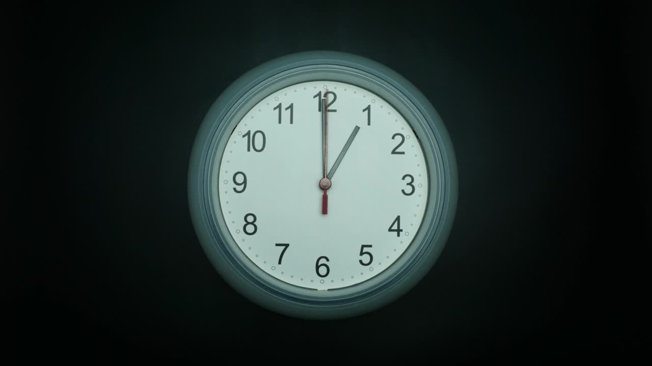 白色挂钟显示的时间是下午两点。视频素材