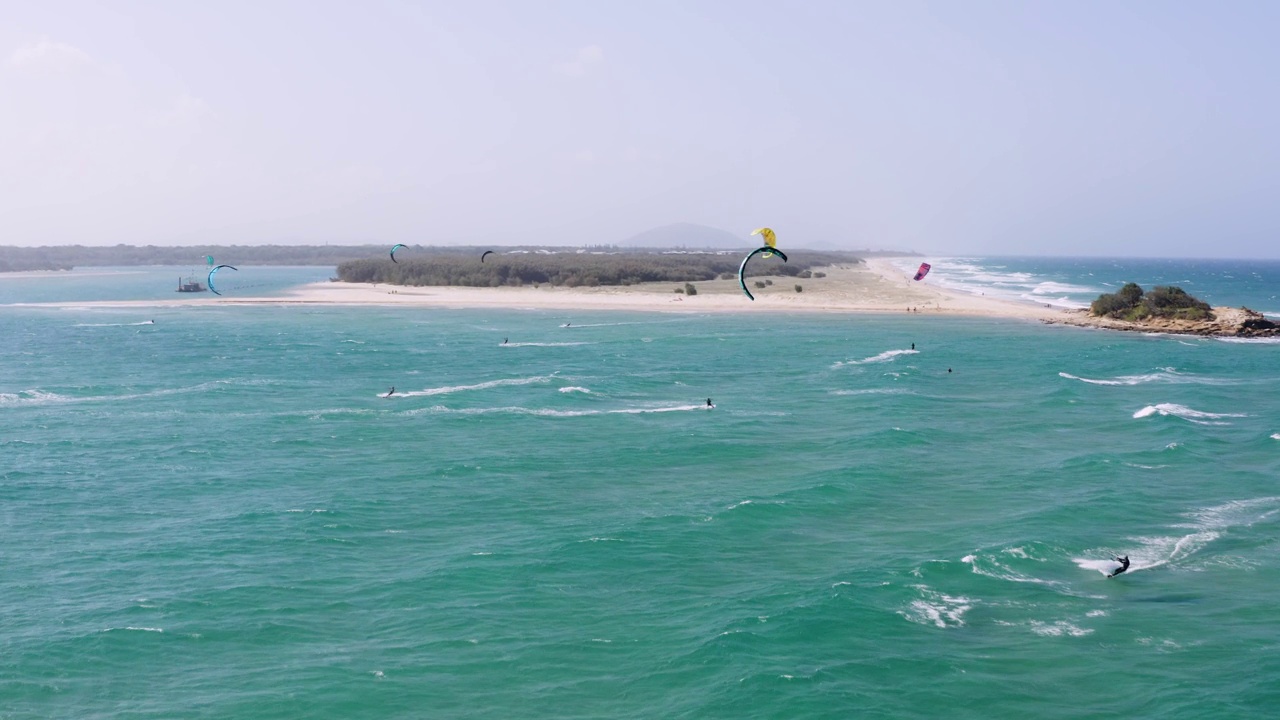 在美丽的热带冲浪者天堂海滩上，一个令人惊叹的空中/无人机拍摄的风浪冲浪者。拍摄于澳大利亚阳光海岸的亚历山德拉岬/棉花树，分辨率为4K视频下载