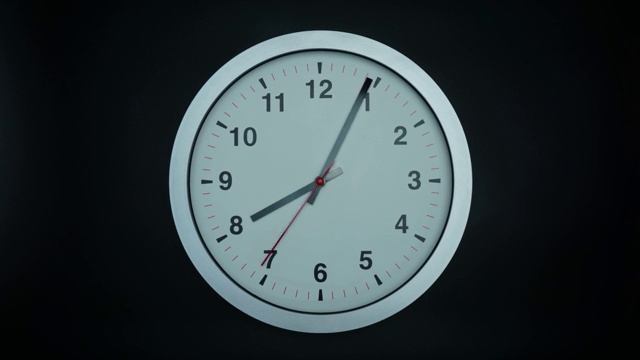 白色挂钟显示时间是九点。视频素材
