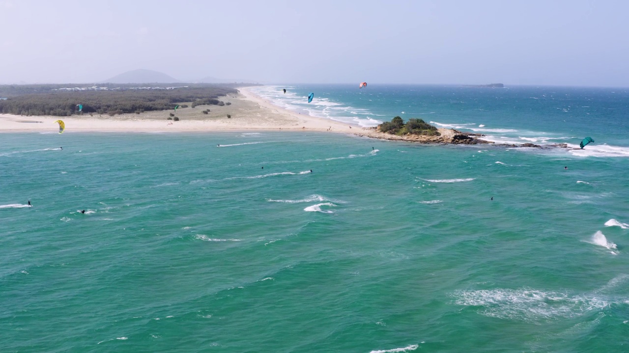 在美丽的热带冲浪者天堂海滩上，一个令人惊叹的空中/无人机拍摄的风浪冲浪者。拍摄于澳大利亚阳光海岸的亚历山德拉岬/棉花树，分辨率为4K视频下载