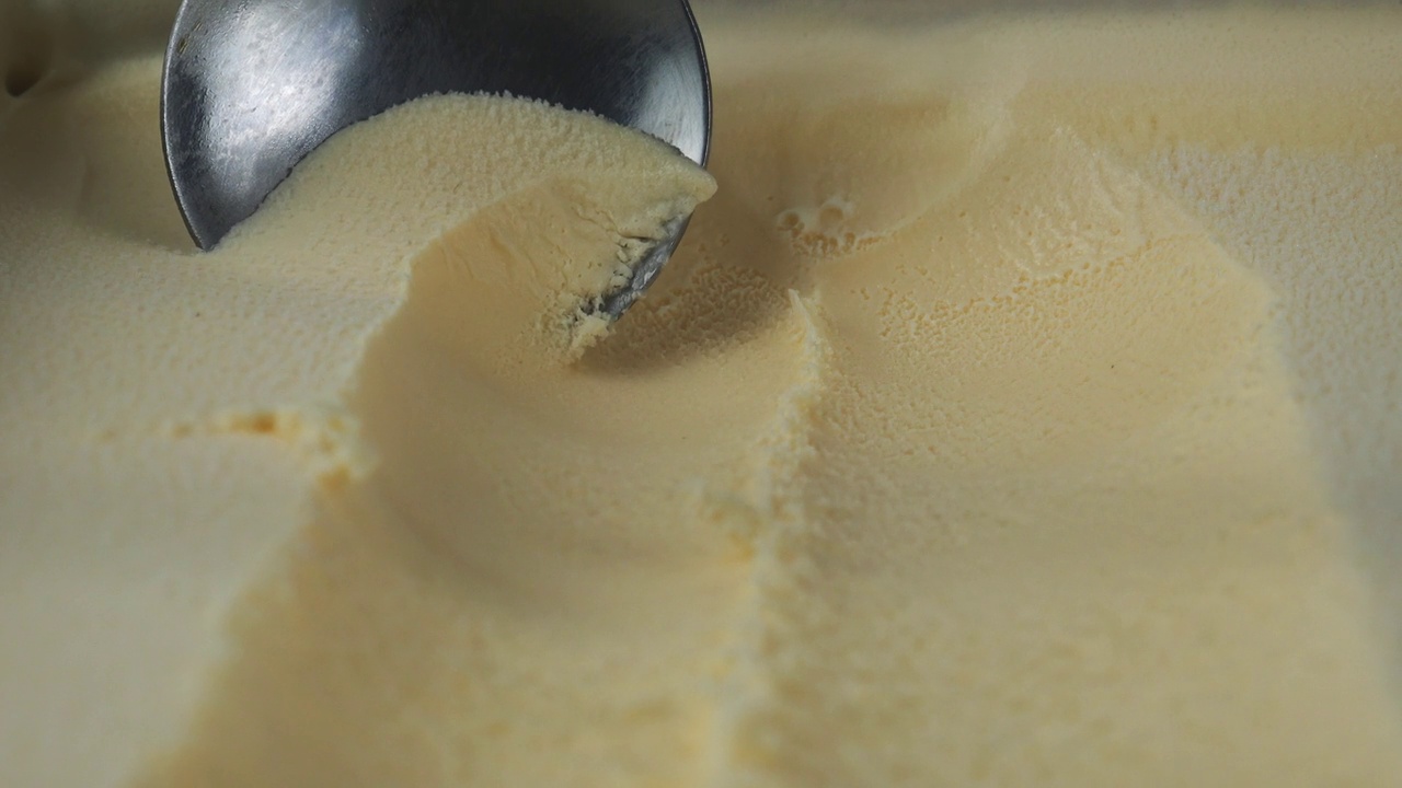用勺子舀香草冰淇淋。视频素材