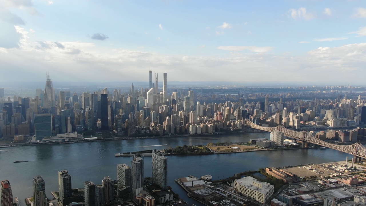 在纽约曼哈顿的建筑物上空飞行视频下载
