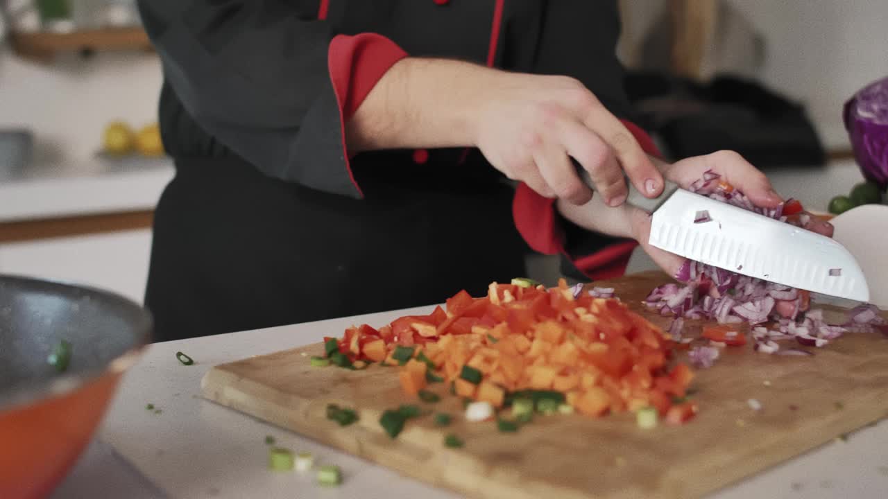 厨师把一把切好的红洋葱放入锅中视频下载
