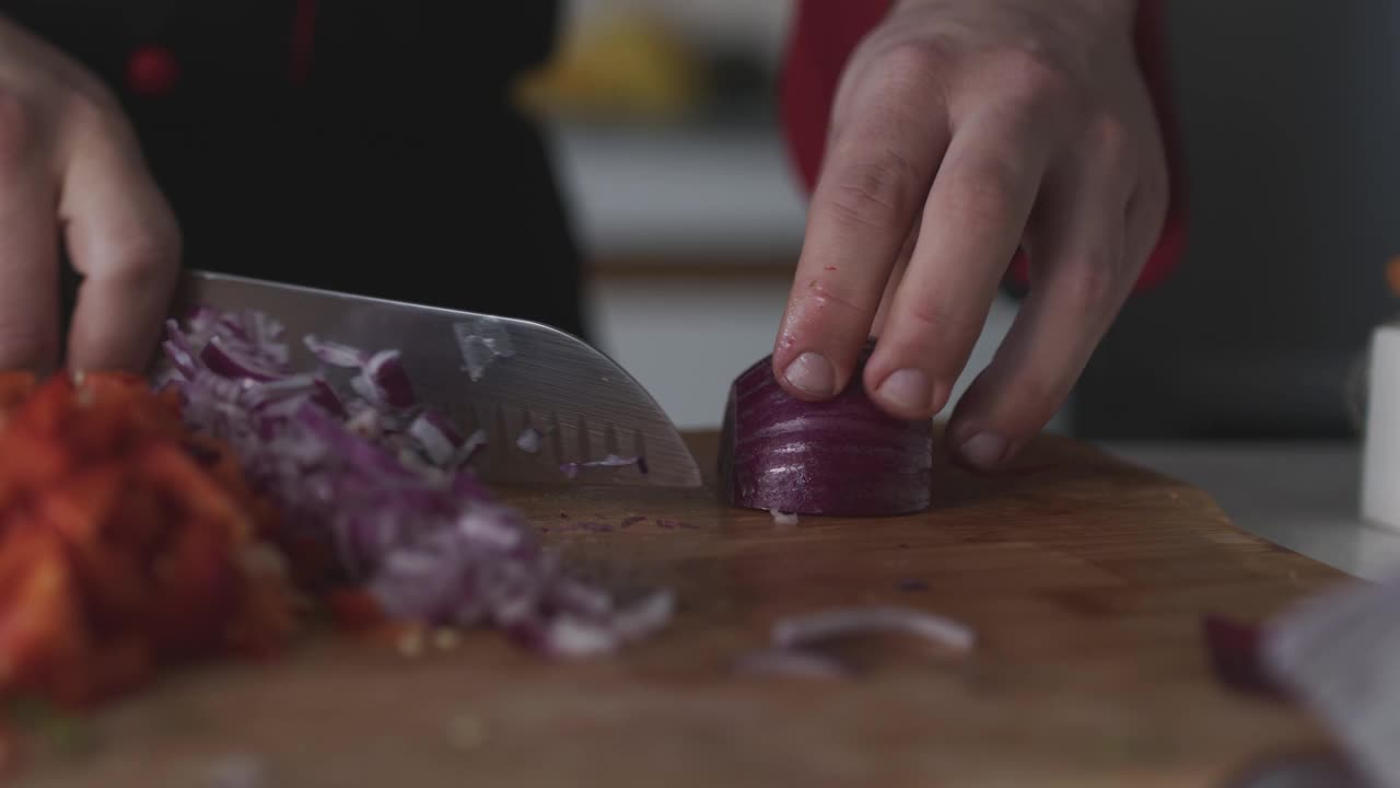 专业男厨师将红洋葱切片切丁视频下载