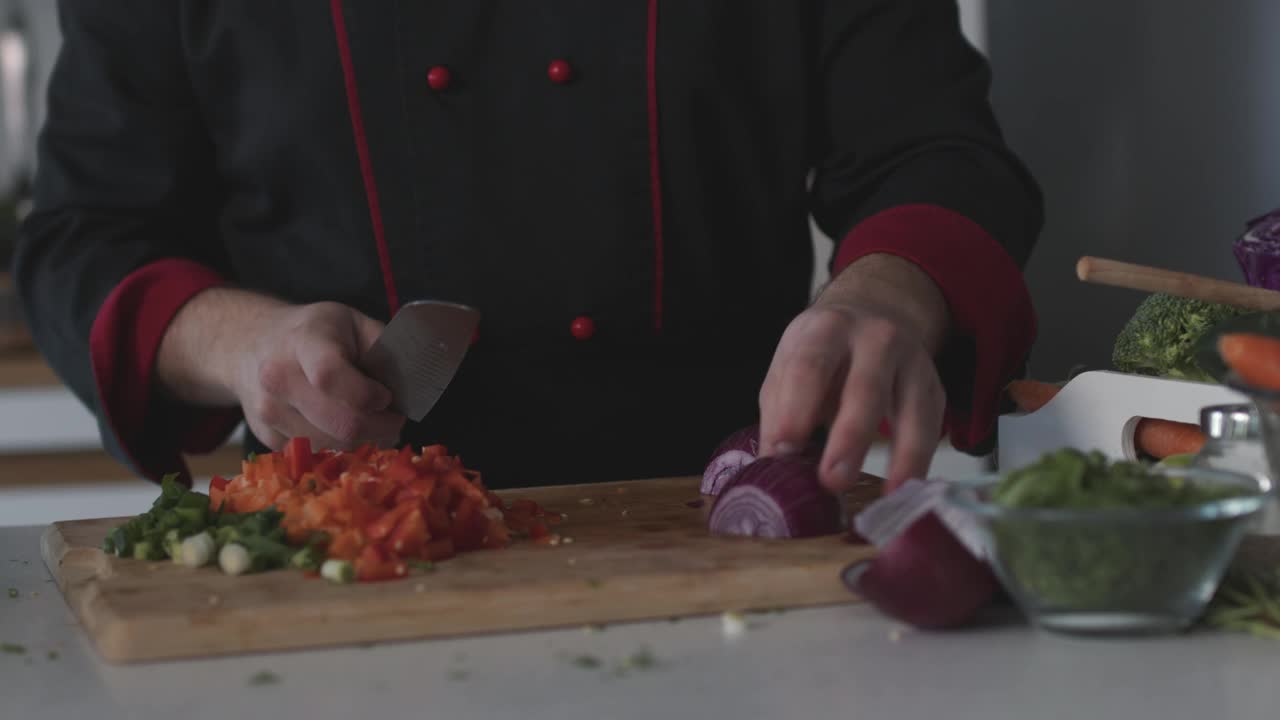 熟练的厨师用菜刀切红洋葱视频下载