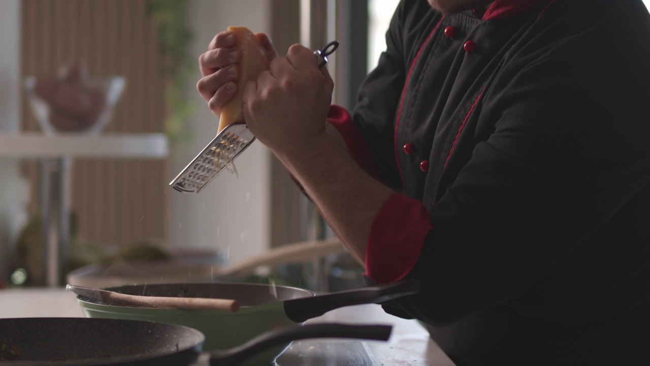 专业厨师将帕尔马干酪切成意大利面酱视频下载