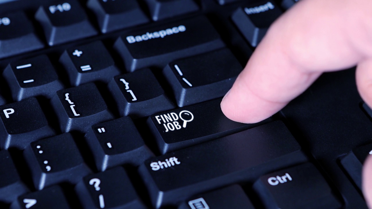 人体手指按下电脑键盘上的找工作按钮的特写视频下载
