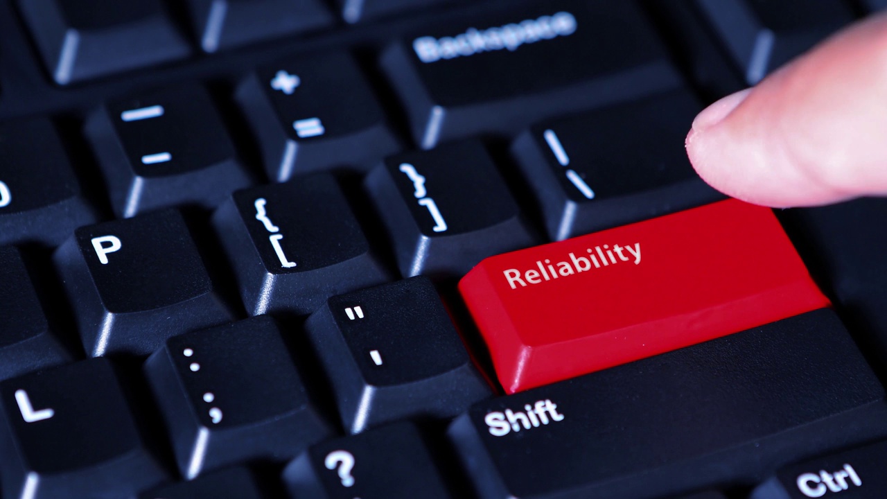 视频画面显示，男性手指按下了电脑键盘上红色的“可靠性”按钮视频下载