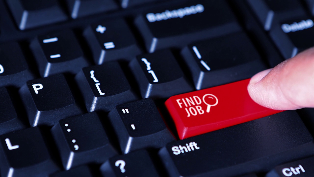 男性手指按下电脑键盘上带有“找工作”字样的红色按钮视频下载