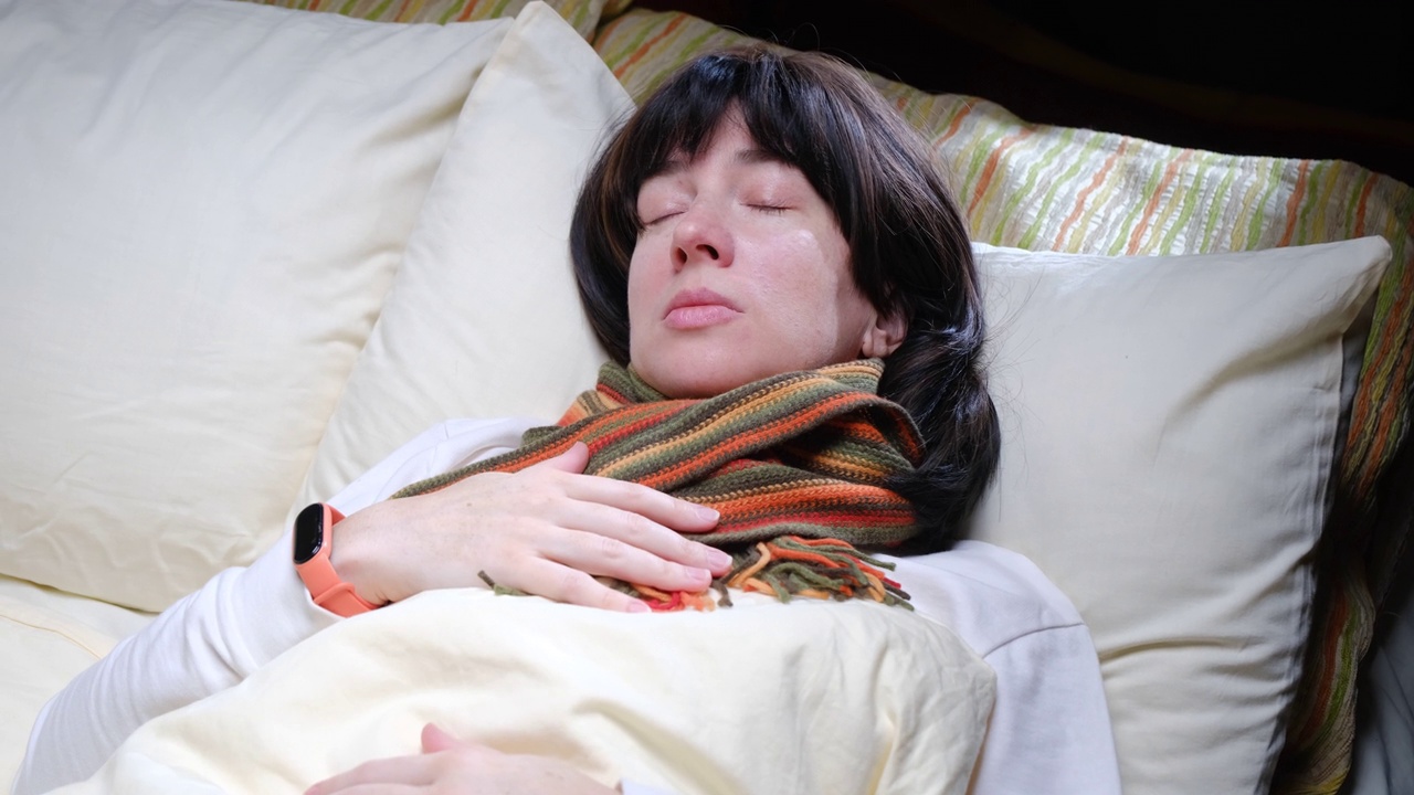 有感冒或流感症状的女性正躺在床上视频素材