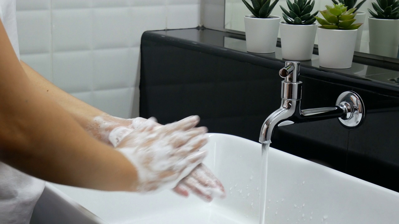 4 k。个人卫生。洗手，用有很多气泡的肥皂彻底洗手，进行清洁和消毒，防止COVID-19冠状病毒感染期间细菌的传播视频素材