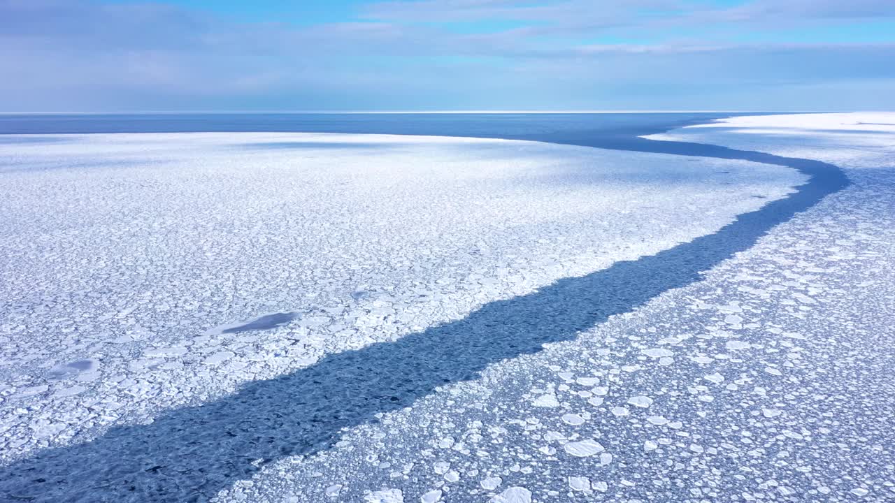 漂冰流过知床半岛。视频素材