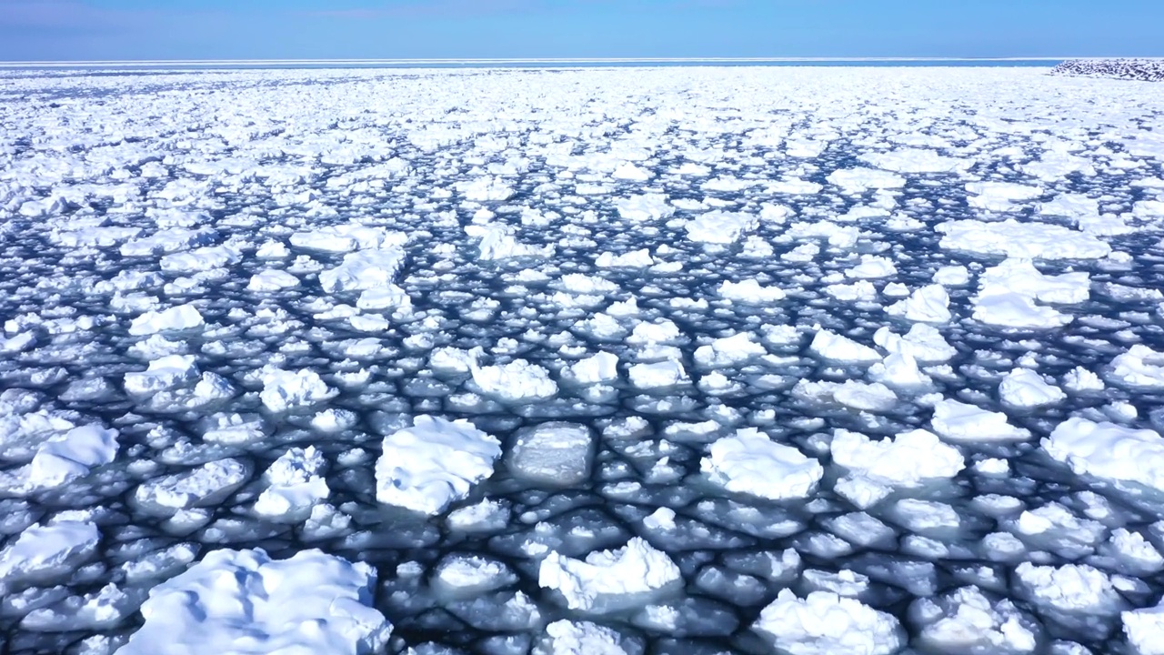 漂冰流过知床半岛。视频下载