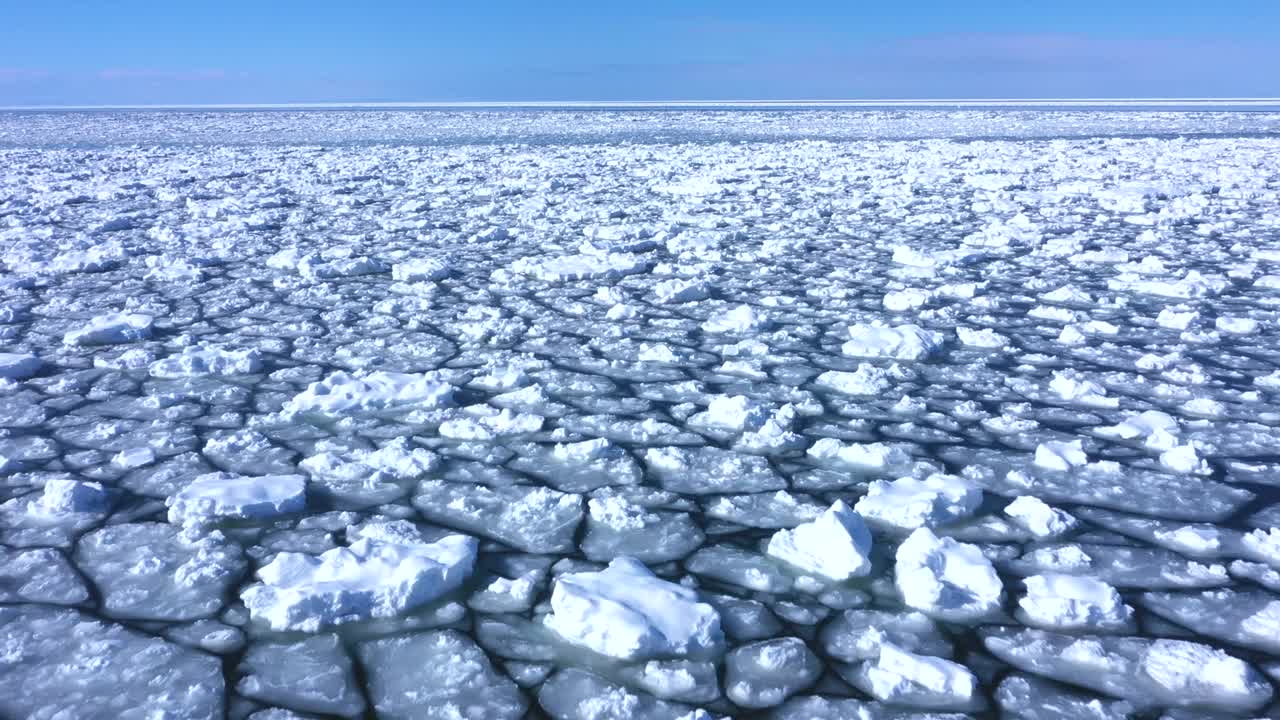 漂冰流过知床半岛。视频素材