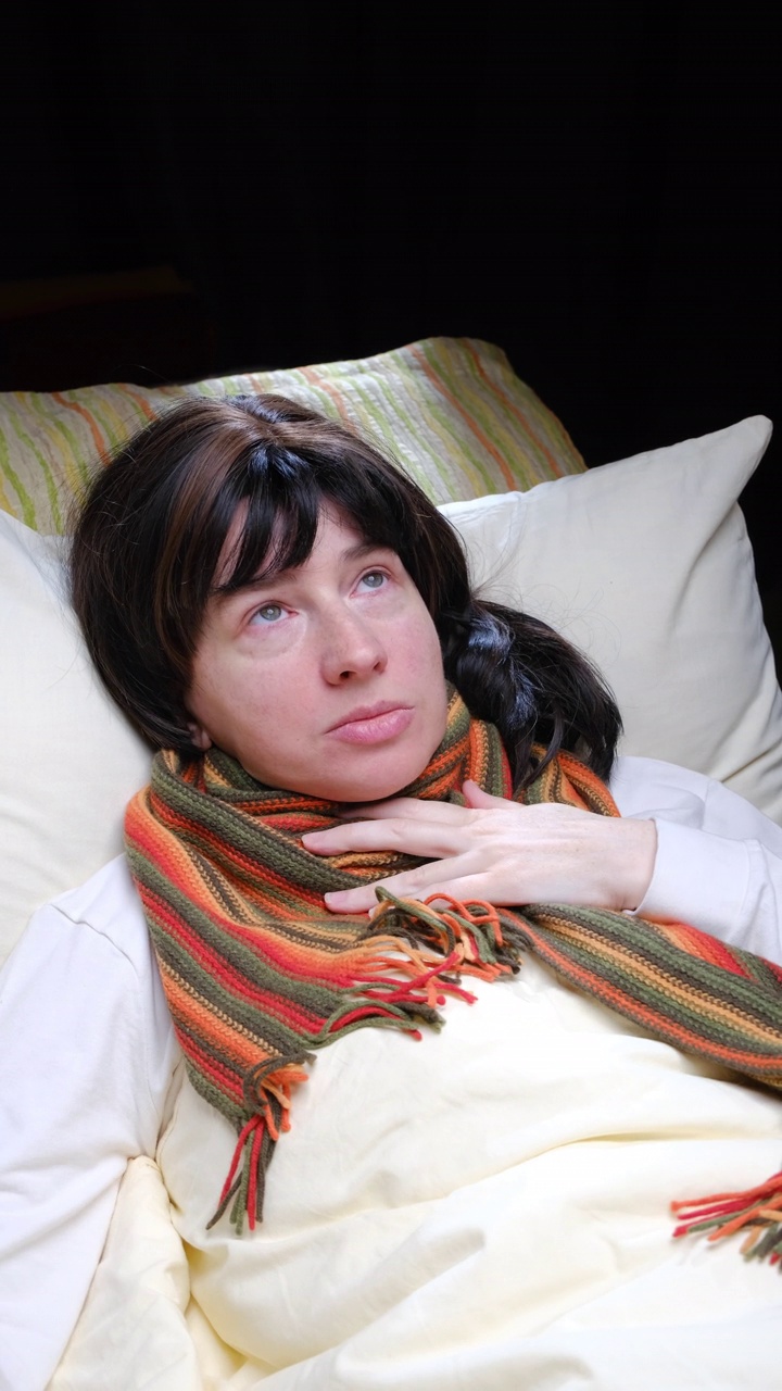有感冒或流感症状的女性正躺在床上视频素材